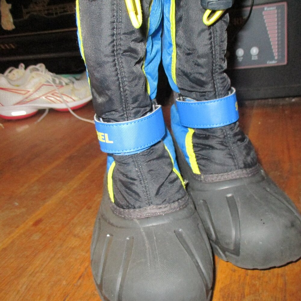 sorel children's boots sz 3 with felt liners  in great shape